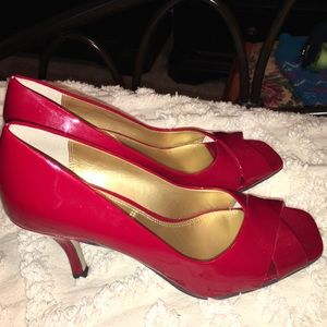 TAHARI open toe shoes. Size 8M- worn once.